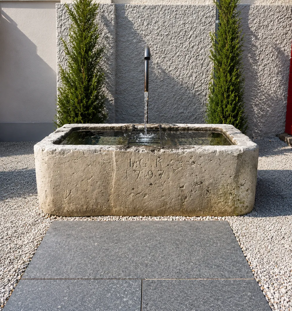 Historischer Steinbrunnen im Hof des Restaurant Waldrain