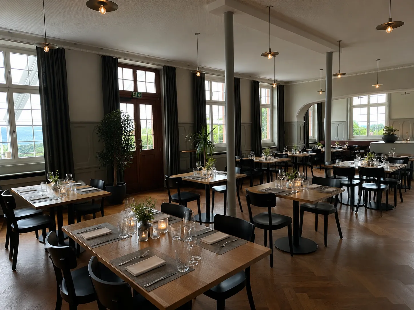 Der grosse Saal im Restaurant Waldrain, festlich eingedeckt